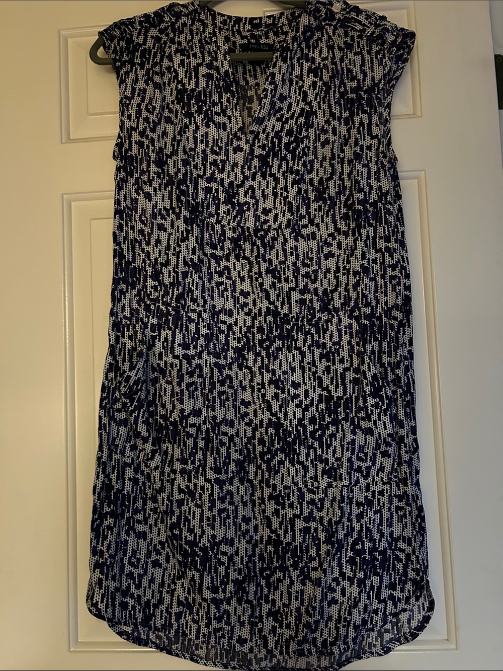 Ivy + Blu Sleeveless Navy and White Printed Shift Dress With Pockets - size 4